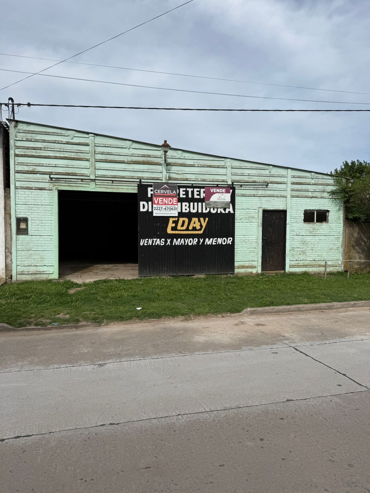 Galpon en PH con oficina, baño y espacio de guardado