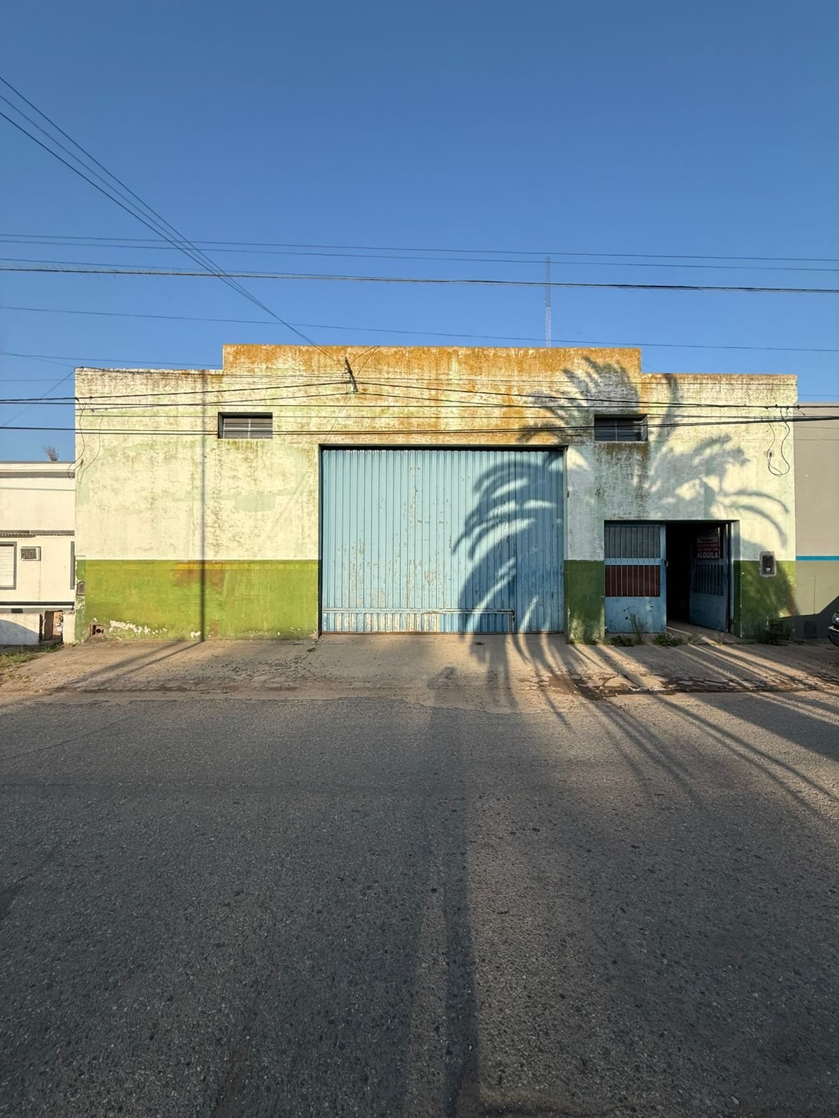 GALPON EN ALQUILER – 441m2 – Antiguamente taller de camiones